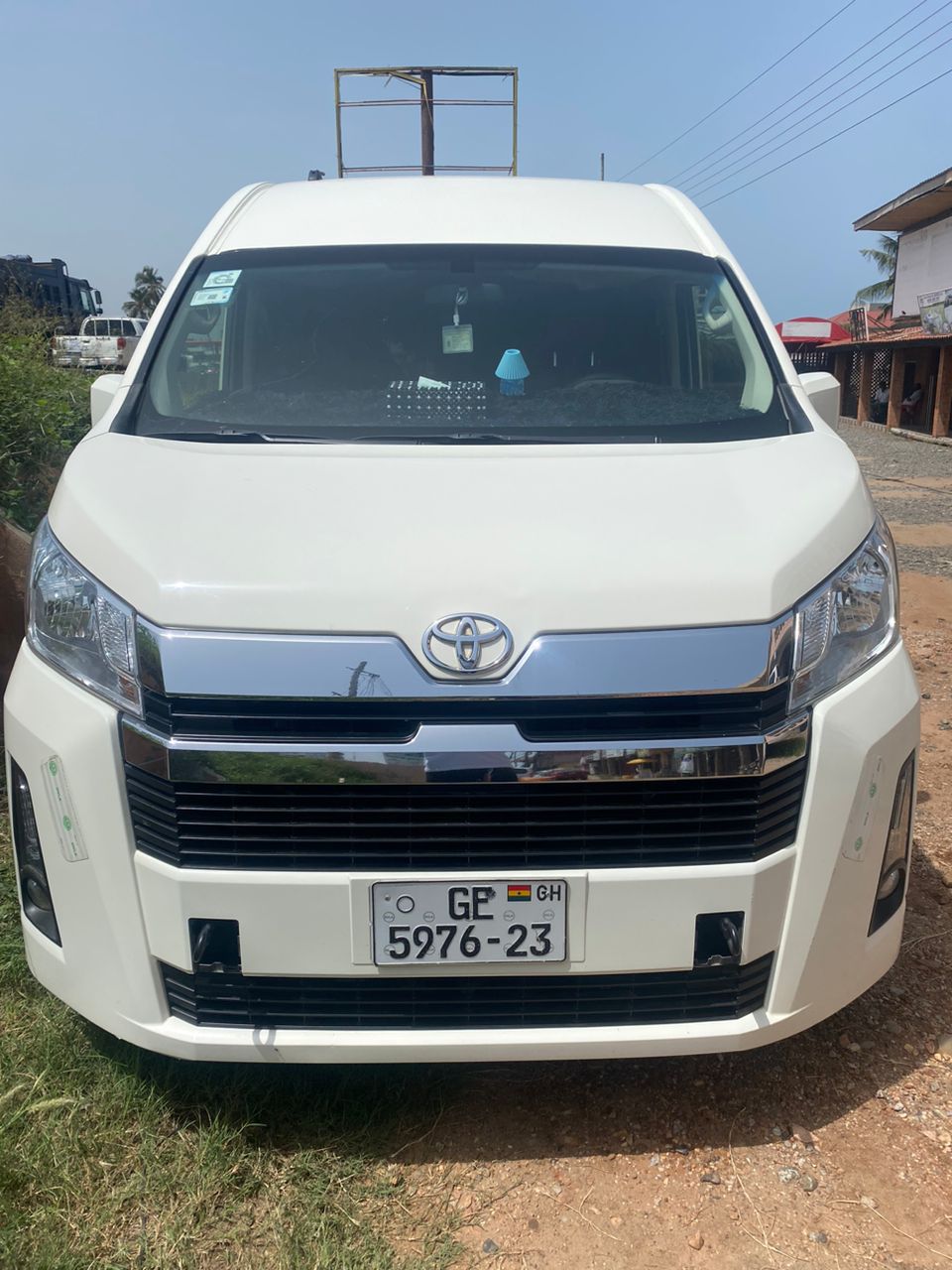 Toyota-Hiace-Frontview